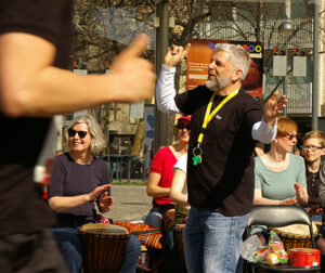Bijan Boog leitet Trommeln beim Marathon / HALBMARATHON